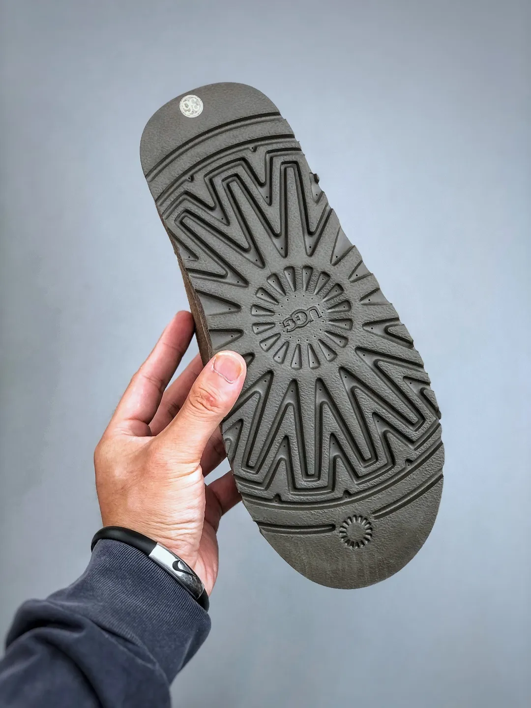 Local self-pickup💰560 supports store placement. The top version on the market. UGG Tazz ethnic style thick-soled women's model. Xiaohongshu's hot model. Produced by a major foreign trade factory in Guangzhou. From toe to insole, genuine sheep fur. Independent outer box packaging. Chip. With waterproof technology. Differentiating from any version on the market. 5cm thick sole. Independently developed original outsole. Cashmere insole. Keep warm when going out in winter. It is a very suitable choice for home use. In the new year, uug has launched a style series, which is partially biased towards the preferences of young consumers. It has also moved to the forefront of fashion trends. Shoe body material. Water-repellent coated suede upper. 17mm UGGPURE™ implanted wool insole. Lightweight non-slip and comfortable rubber outsole. With brand LOGO. With full packaging. Size: 35-40